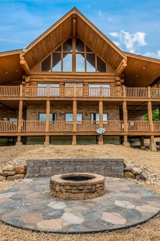 Big Bear Ridge Lodge seen from the yard