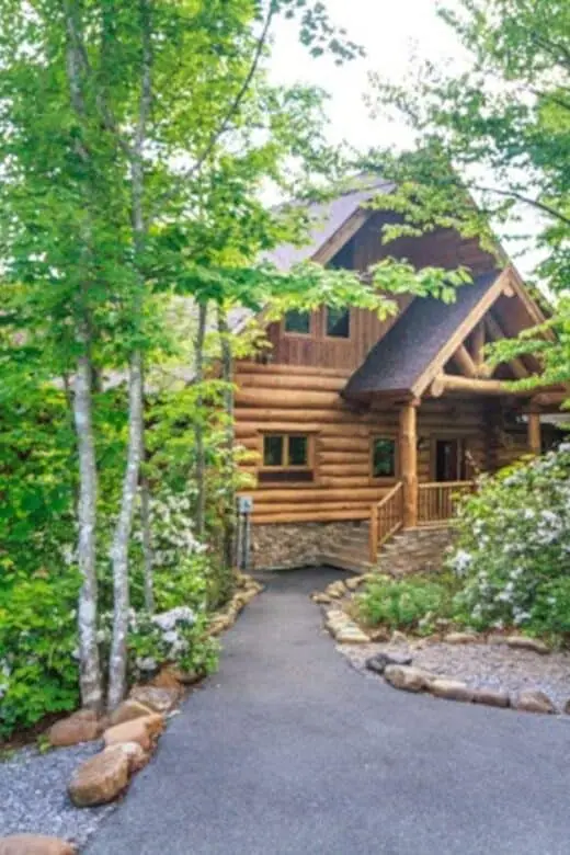 Driveway and entrance to Big Bear Ridge Lodge