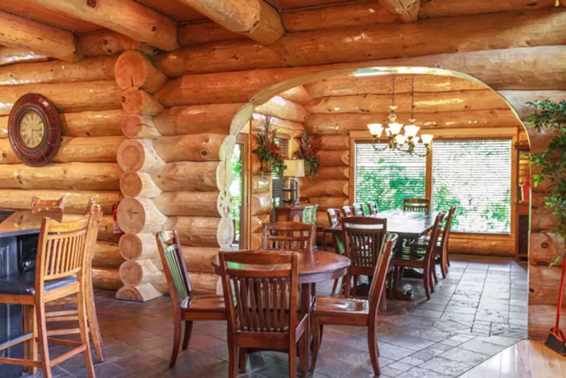 Configurable seating dining area.